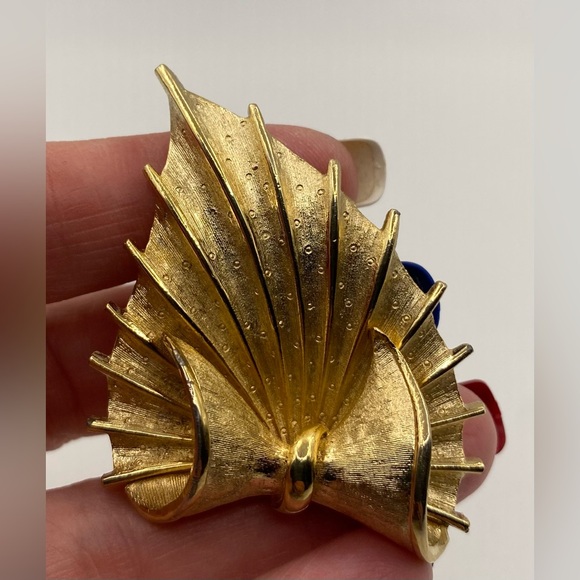Coro Textured Curled Leaf Dimensional Optic Leaf Gold Tone Brooch Autumn Leaf - Picture 5 of 8